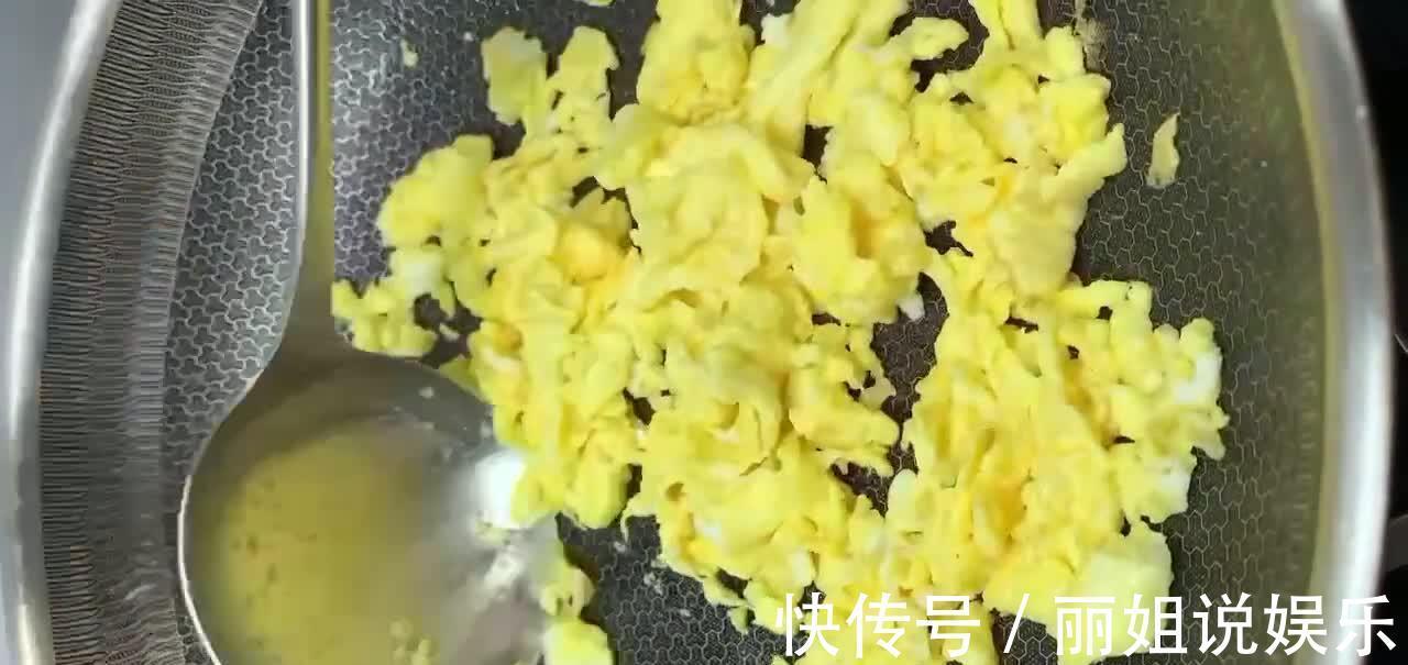 韭菜鸡蛋炒粉条，香浓味美香辣入味，即能当菜又能当饭，大家喜欢