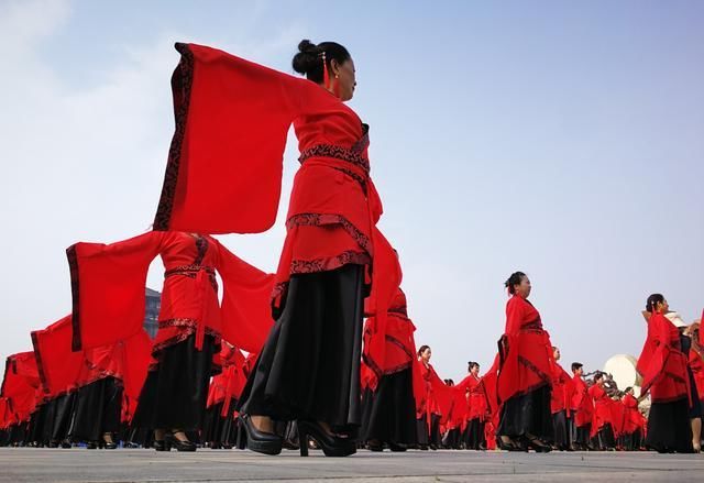 汉服秀|汉中市旗袍文化协会在天汉长街举行千人汉服秀