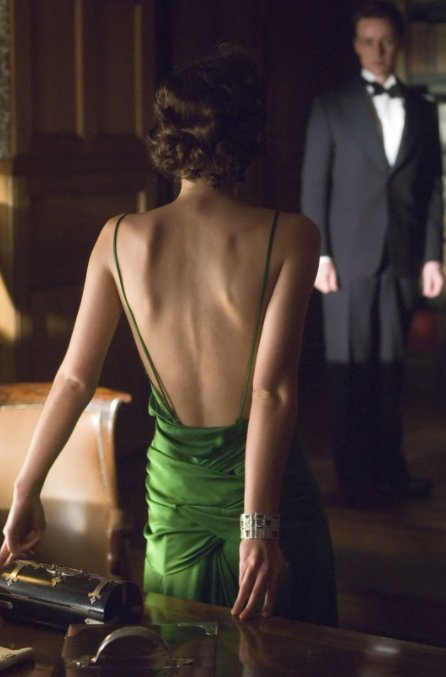 缎面裙|女明星一穿就出圈的缎面裙 怎么穿出高级感？