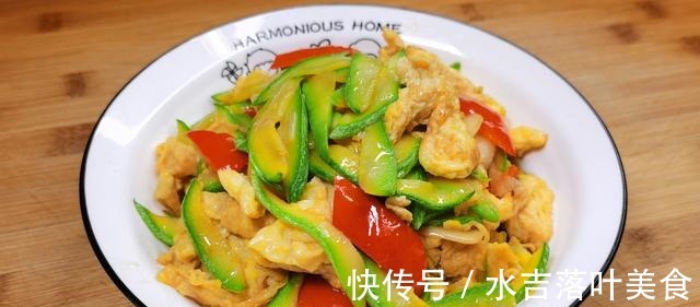 西葫芦炒鸡蛋，地道家常菜，教你百吃不厌的做法，鲜香又美味！