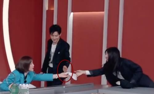 黄晓明暖心递纸给李菲儿，女方高情商展露无余，大家担心的修罗场没有发生