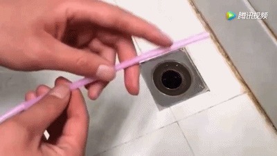 分钟|下水道堵了,她随手丢进两块药片,不到1分钟就疏通了