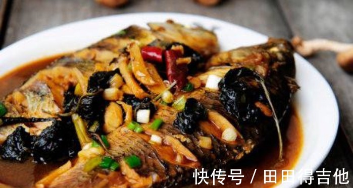 炖鱼时,做好“3个关键步骤”,炖好后鱼肉不腥,香气四溢!