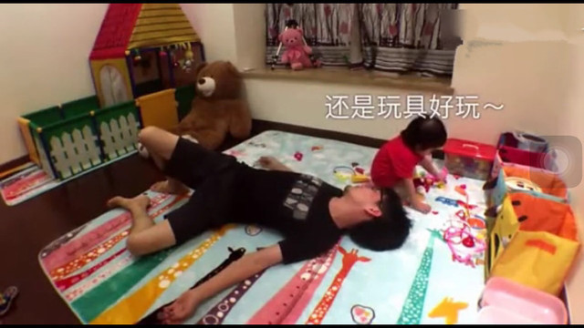爸妈|爸妈在宝宝面前装死,大部分爸爸被宝宝扇醒,妈妈却截然不同