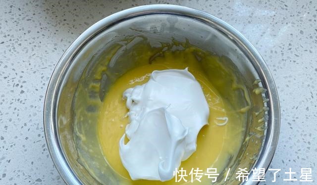 想吃杯子蛋糕不用买，在家轻松做出水光肌小蛋糕，不皱不裂又饱满！