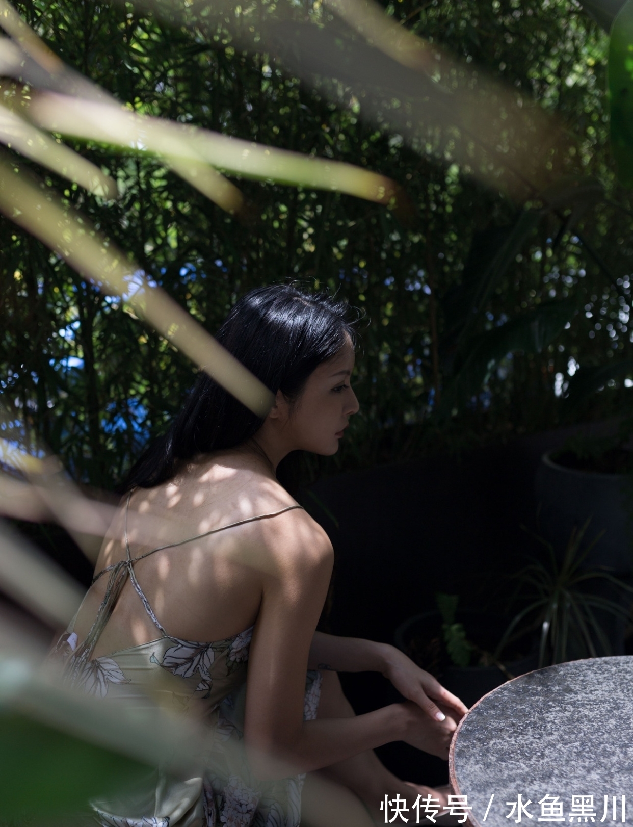 思乡$七绝·十二首丨止渴唯余长夜酒,相思入骨剩伤痕