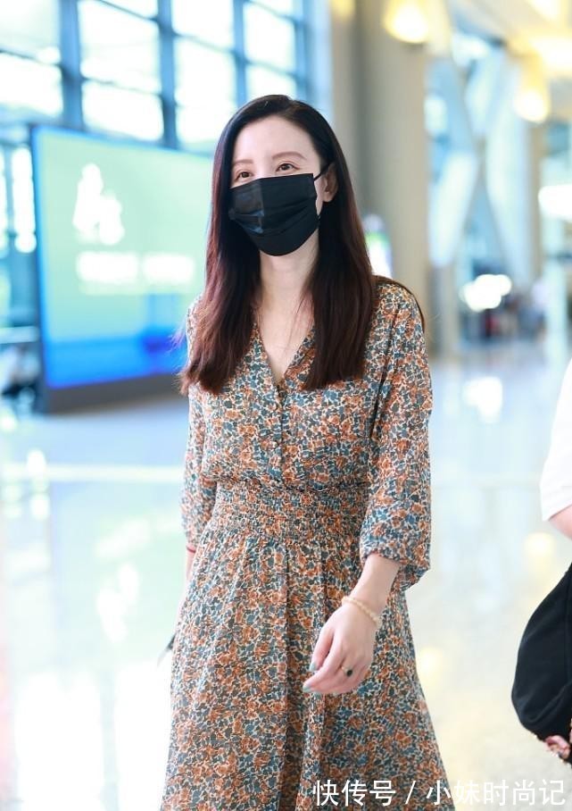 时尚达人|张萌真不把自己当老板娘,穿粉色衬衫裙配拖鞋,穿得有点随性了