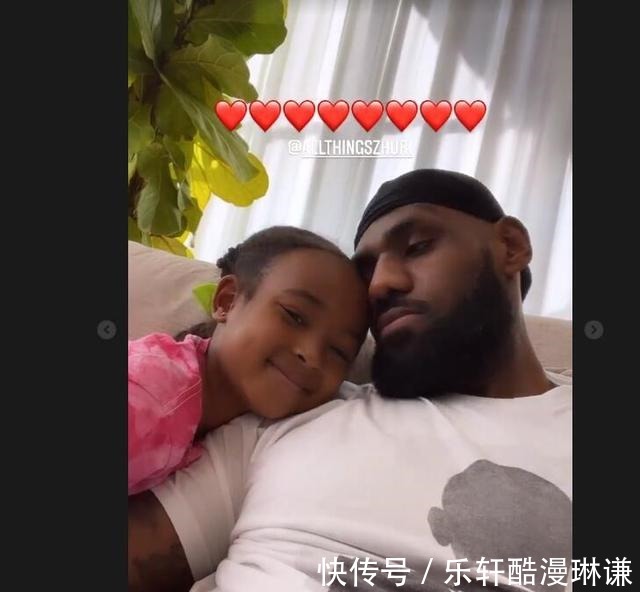 老詹|忘掉湖人连败!詹皇晒沙发休息亲吻爱女朱莉甜蜜微笑治愈心伤