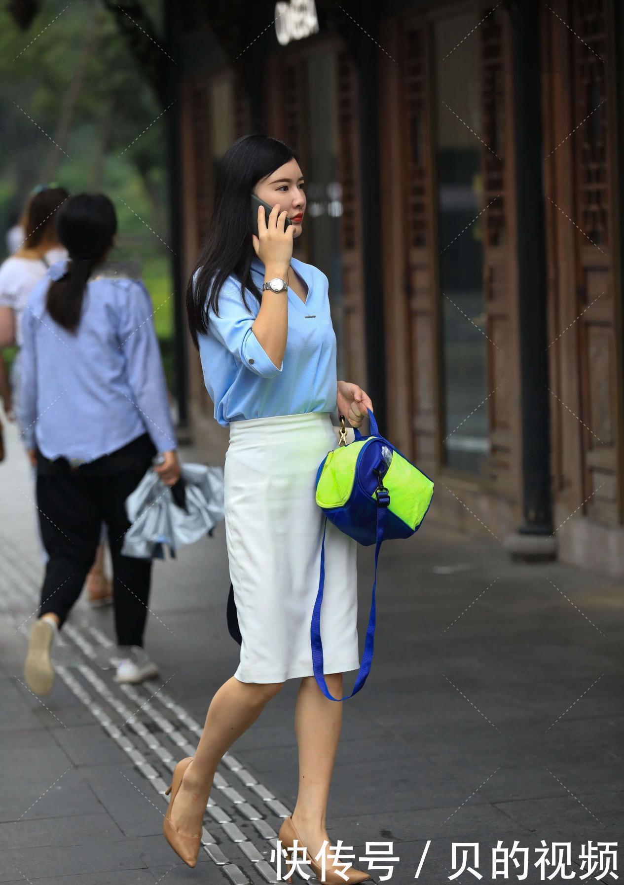 穿搭|穿蓝色半袖上衣,搭配白色半身裙和高跟皮鞋,展现女生身材高级感