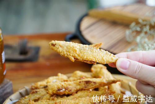 炸鱼时，挂糊用面粉还是淀粉？都不对，记住挂糊的方法，酥香鲜嫩