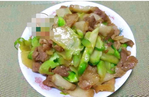 猪肉|这菜以前不懂都扔掉了,搭配猪肉一起炒,脆嫩爽口,炒一盘不够吃