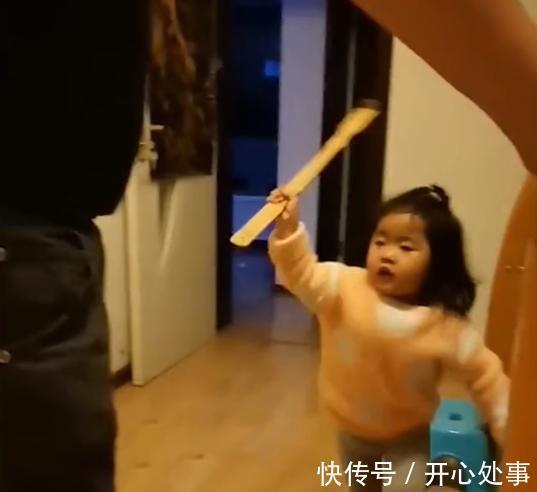 父亲|这酒得戒了!新疆爸爸喝完酒回家被女儿持棍教训,妈妈一旁爆笑