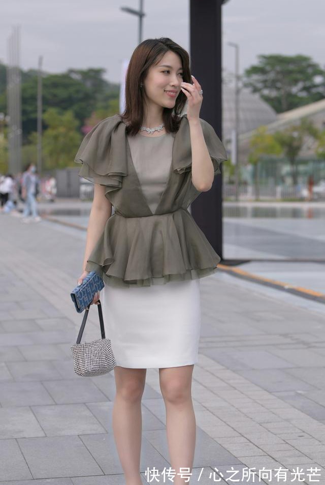 优雅 夏末初秋的职场通勤穿搭，褶皱花边上衣搭配白色半身裙，优雅大方