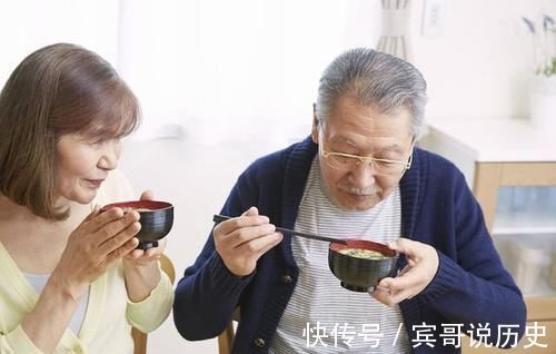 睡眠质量|60岁以上的老年人,要想办法戒掉这3个关于“吃”的不良习惯