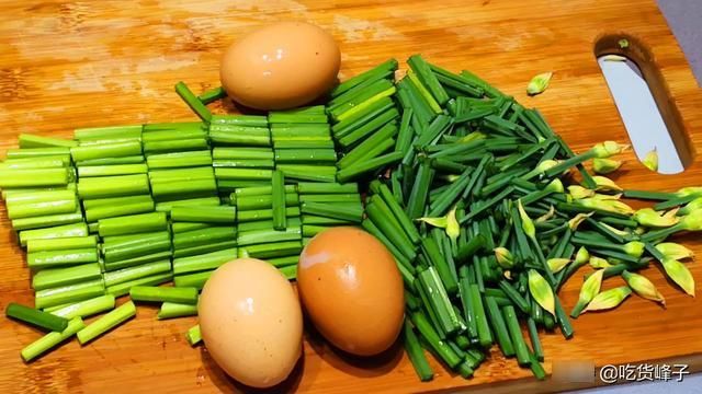 晓峰|韭花炒鸡蛋看似简单，原来有诀窍，教你1招，香嫩入味不变色