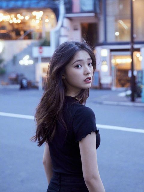 天生带妆脸的女生,脸上都有这4个特征,素颜就像化了妆一样