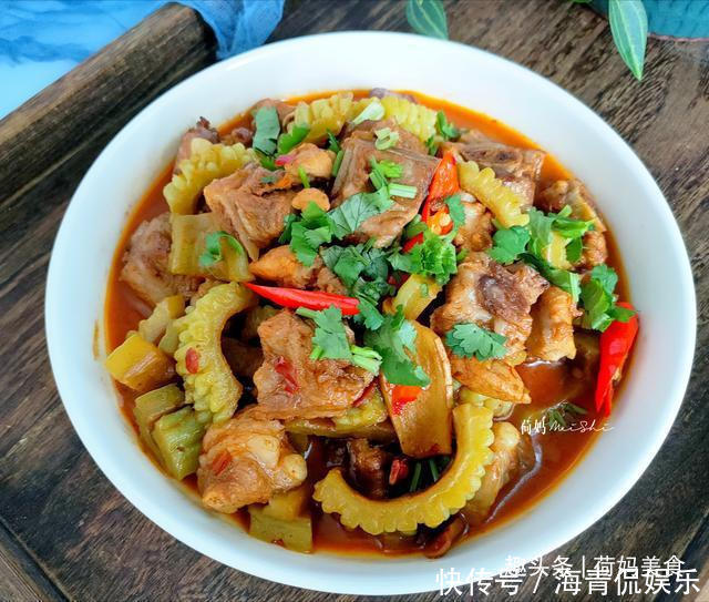 豇豆|一家四口的晚餐，妈妈做了三菜一汤，简单营养味美，家人吃着开心