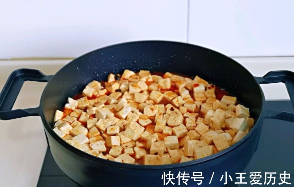 豆腐|豆腐这样吃,鲜嫩可口还下饭,不到2块钱,就能做一大盘