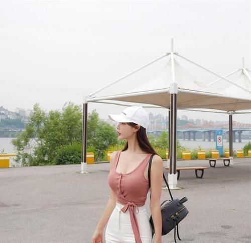 衣服|街拍简单有气质的清新甜美小姐姐,展示出欧美范