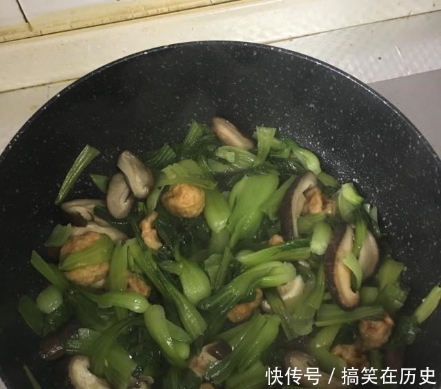 香菇油面筋炒青菜，家常素菜，咸香入味！