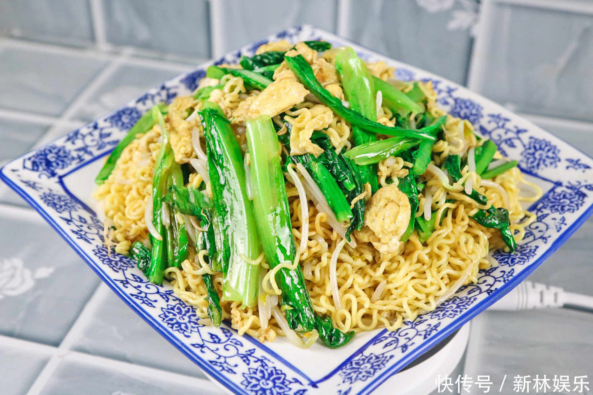 街上卖5元1份的爆炒方便面,大厨教你在家做,连吃一周都不腻