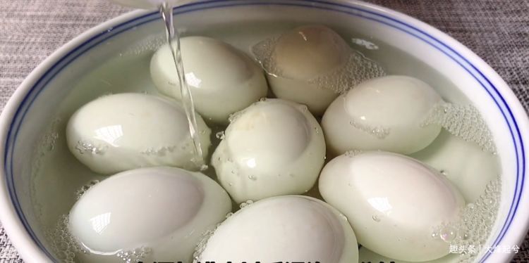 把白酒倒进鸭蛋里，真是厉害了，个个翻沙流油，吃着满嘴留香