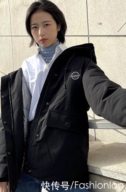 降温突袭，寒风中瑟瑟发抖？一件高领毛衣，时尚实用又百搭