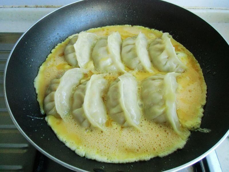 剩饺子怎么办?只需一个它, 连醋辣椒油都省了,比煮得好吃多了