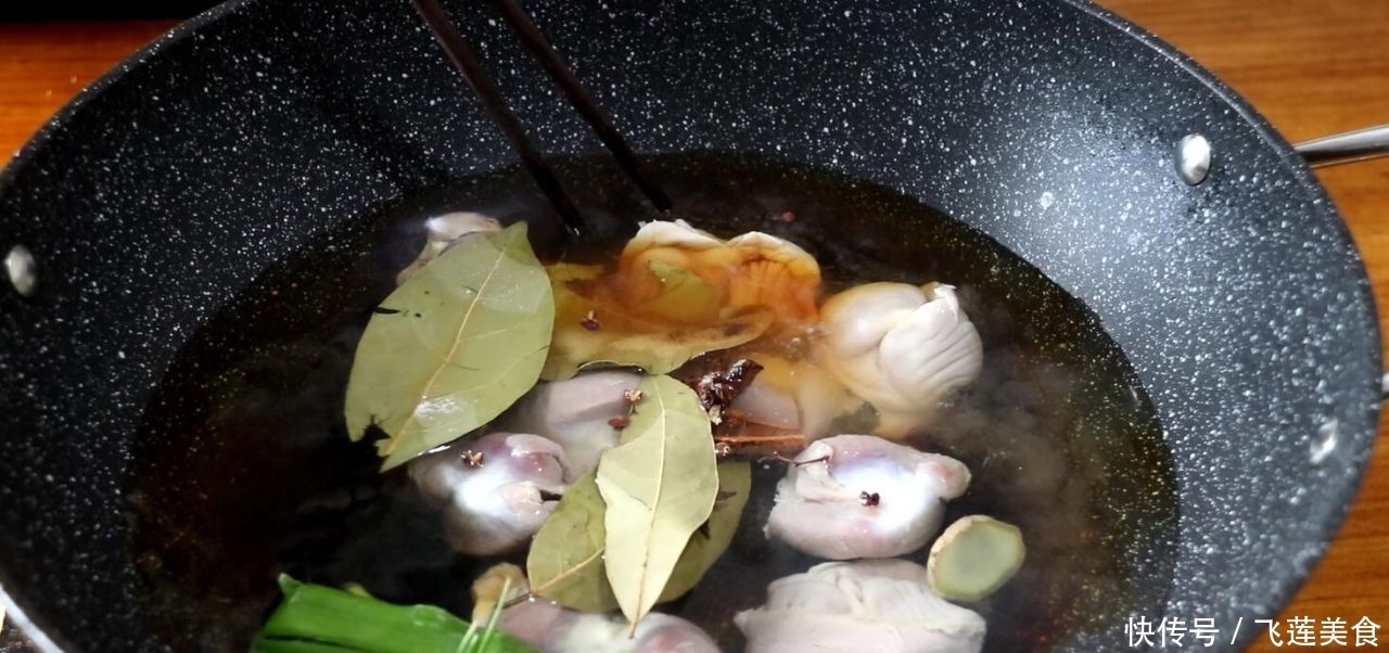 凉拌鸡胗别直接焯水,先卤后拌更入味,脆嫩爽口,下饭又下酒