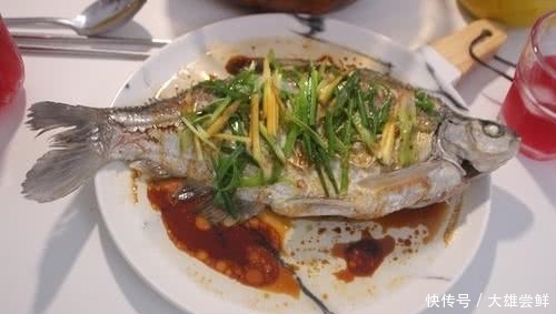 做清蒸鱼时,有人放盐,有人放酱油,都不对,这么做肉嫩更入味!