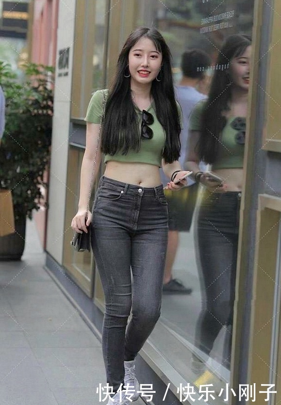 逛街|模特轻便时尚的绿色短T,看到她,谁还会有心情想要逛街?