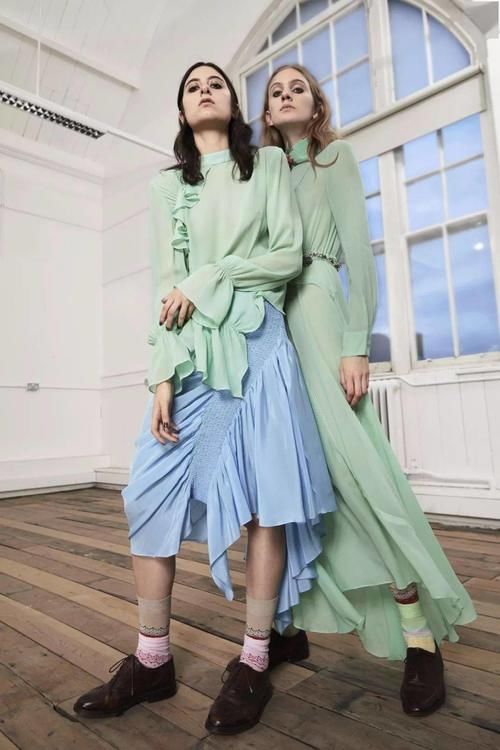 最难穿的绿色竟然2021最流行？原来穿对这么美,超级治愈！