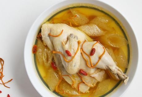 学会|炖鸡汤放盐有讲究,太早太晚口感差的大,学会正确做法,汤鲜肉嫩