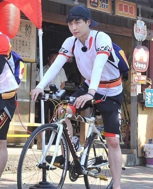 《五哈》又出名场面:邓超张颜齐滑旱冰钻胯,卡裆位置很尴尬