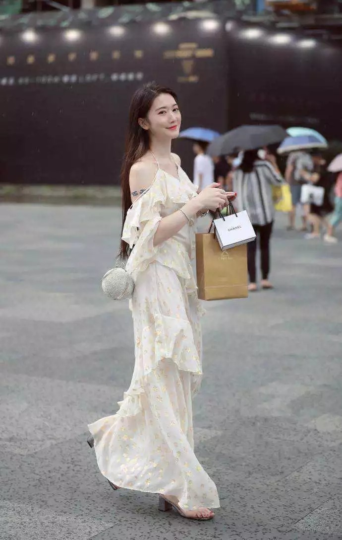 搭配|街拍:每一个女生都应该拥有一双高跟鞋,让自己显得特别的美丽