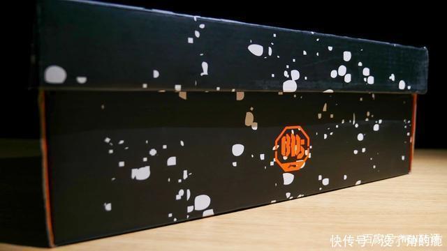 颜值设计双满分!首款“高端外场实战鞋”究竟有何玄机