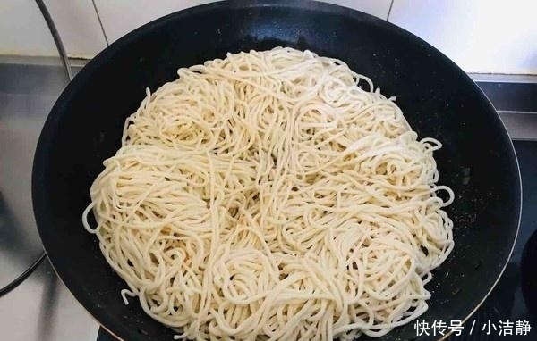焖面|我家面条不煮不炒,10分钟出锅,挑食闺女连吃一周都不腻!