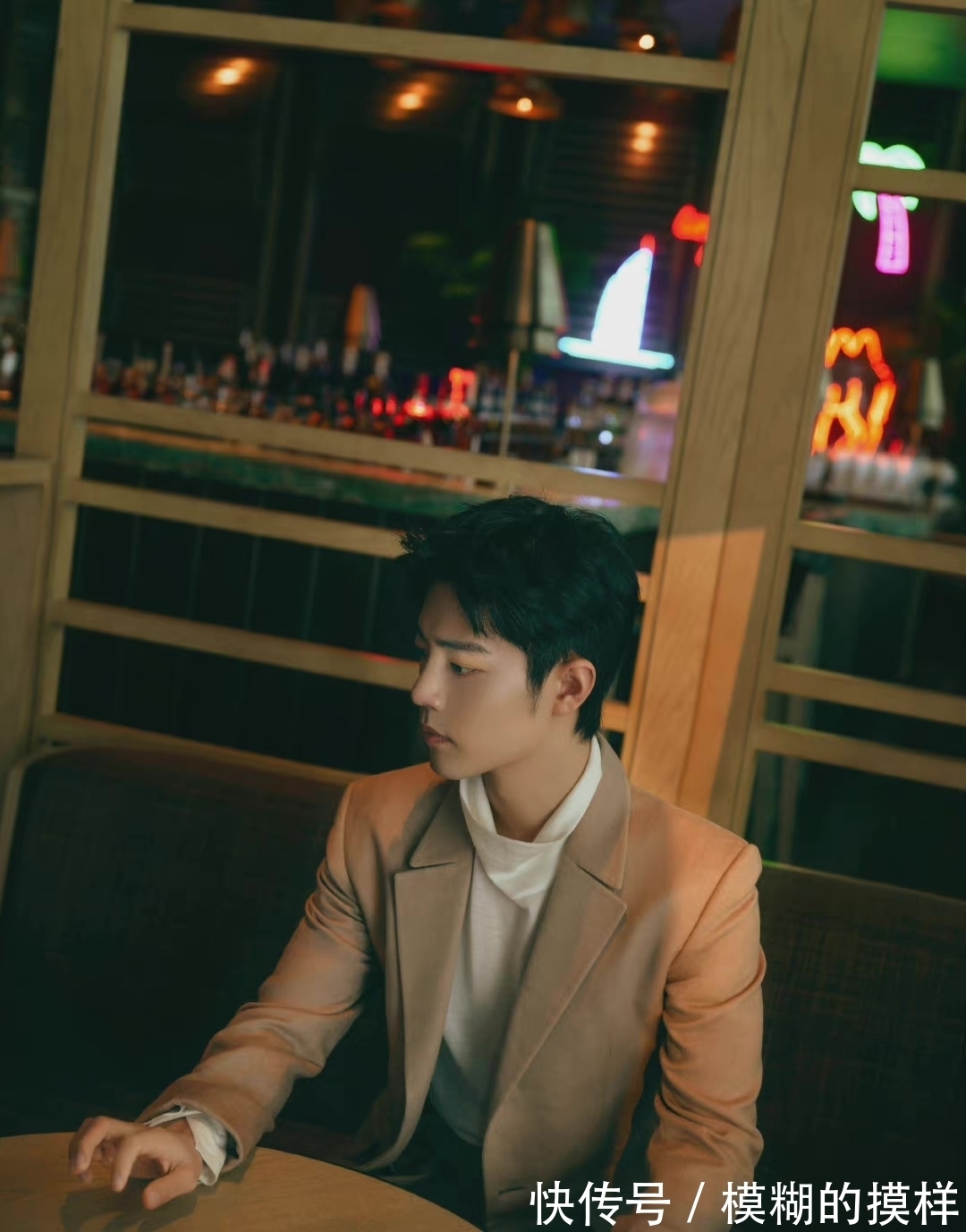 杭州|肖戰(zhàn)和小朋友一起畫畫，現(xiàn)場太過熱情他害羞了