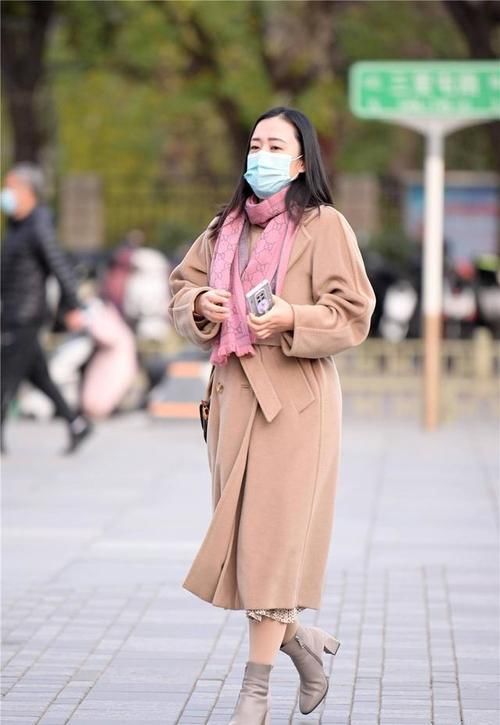 浅色|冬季的大衣别老是挑选黑色,尝试浅色搭配,会有不一样的感觉