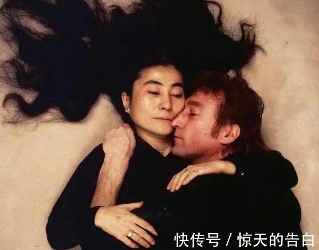 日本&日本女艺术家把剪刀交给观众,任其剪碎衣物,直到身上一丝不挂