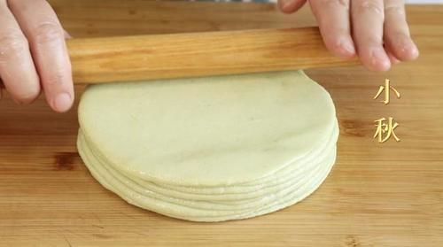 春饼试试这样做，能蒸能烙，轻薄如纸，一锅15张不是问题