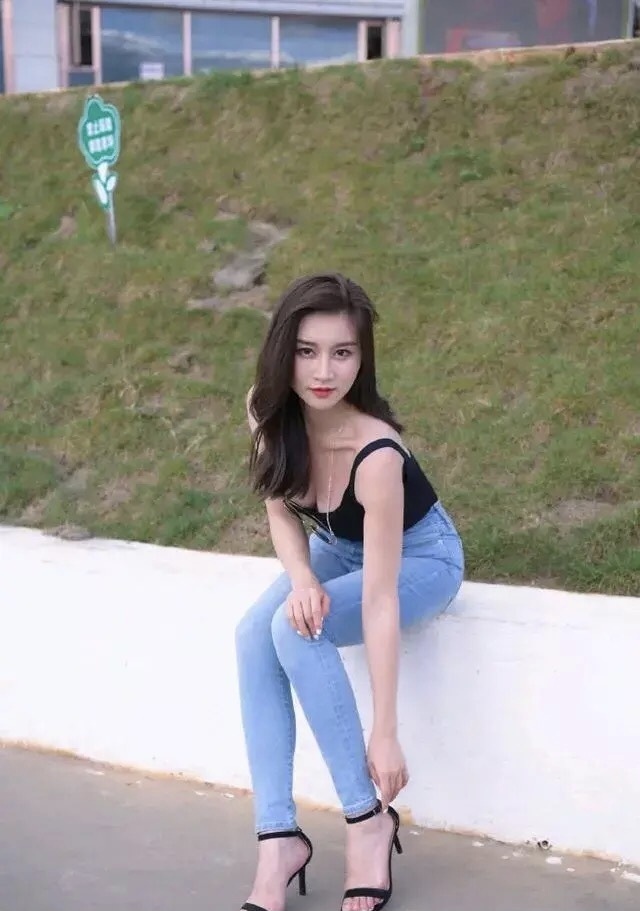 美人出南国,灼灼芙蓉姿,黑色吊带背心配牛仔裤的简约性感穿搭
