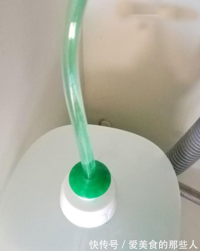 洗了20年碗才发现，水槽边的小孔，用途真厉害，聪明人都在这样用