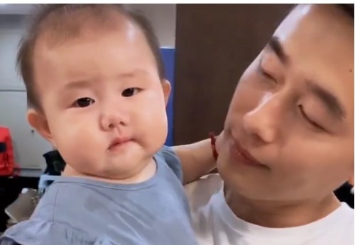 伤害|“啃脸杀父子”互相伤害火了,萌娃“奶凶奶凶”的回击萌化了