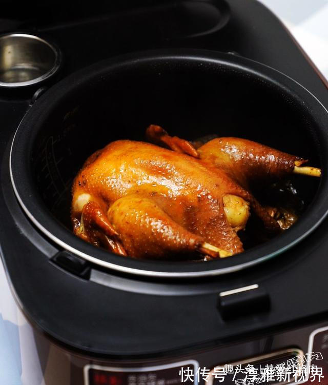 三黄鸡|嘴馋想吃肉了,买只鸡丢进电饭煲,没想到色泽诱人香味扑鼻真好吃