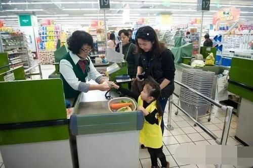 超市|“你女儿偷东西，我要搜身”高情商妈妈一句话，工作人员立马放行