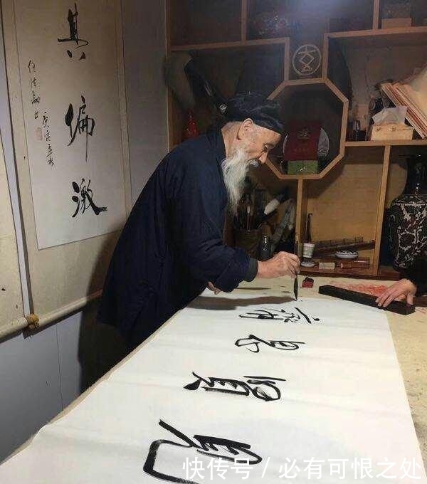 任法融德高望重,现场写书法!网友:太吓人,还是修你的道教吧!