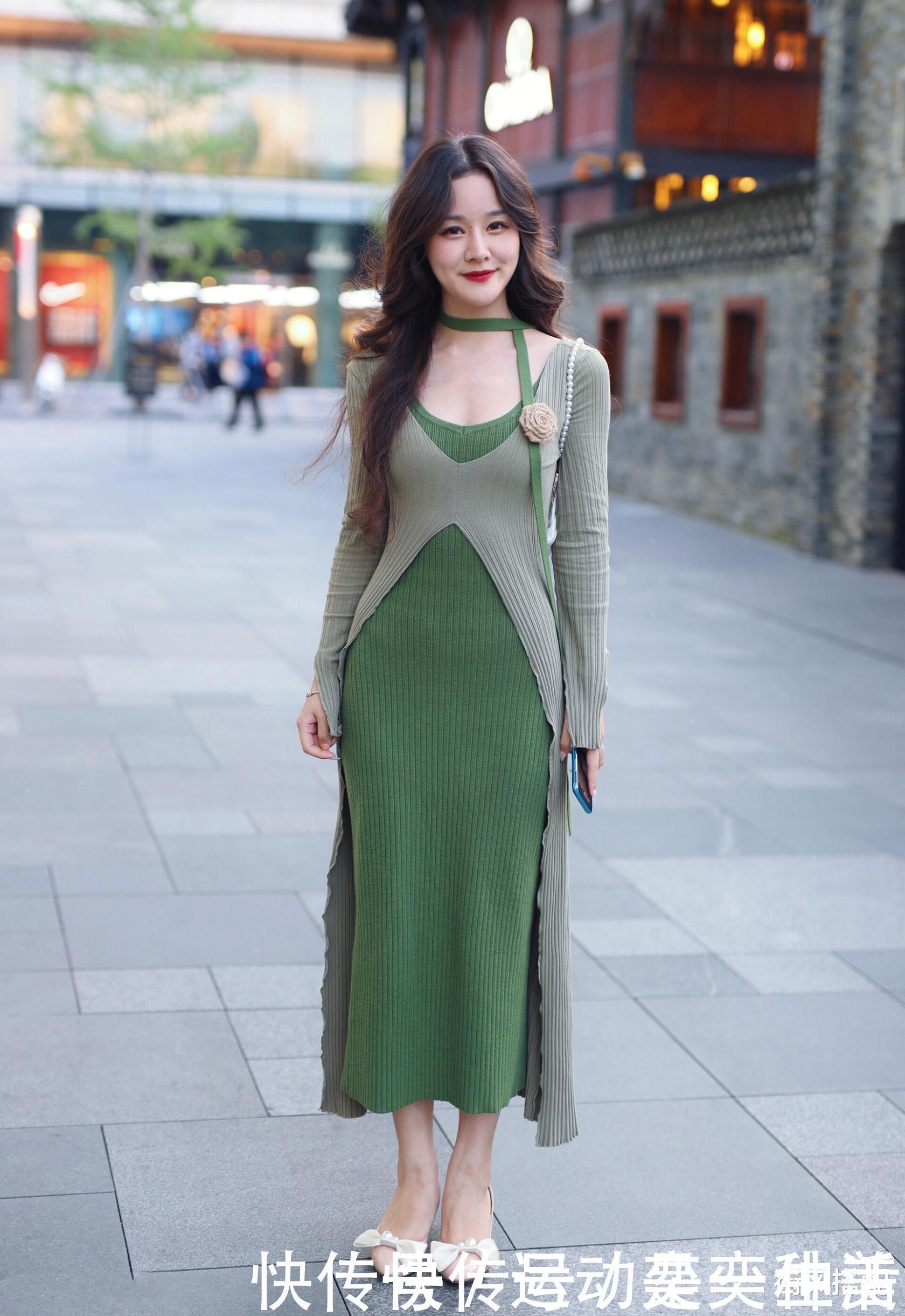 小姐姐|显老的裙子要看是谁在穿,美女穿出了粘人感!