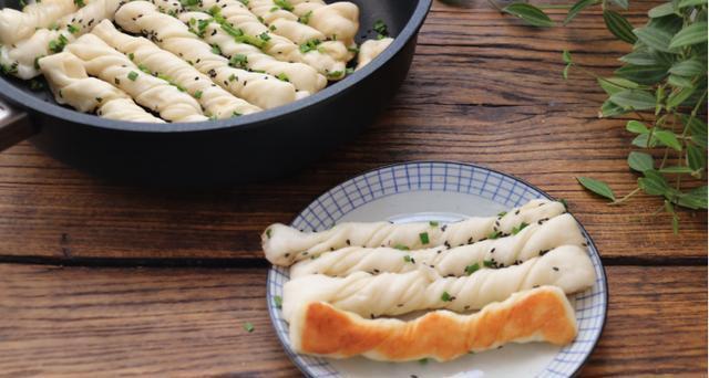 好吃的水煎花卷,拧一拧转一转煎一煎,5分钟出锅