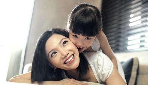 初潮|小女孩走路时来“初潮”，裤子脏了不知所措，路人的举动很暖心